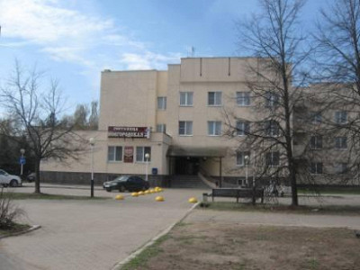 Вид на гостиницу со стоянкой