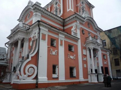 Фасад терракотового цвета.