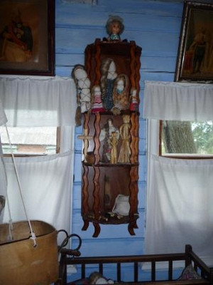 Полка с куклами.