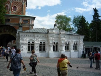 У входа в лавру