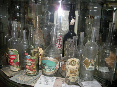 Старинные бутылки вина