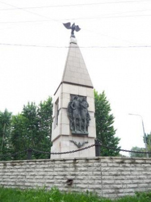 Петр и Лефорт. Памятник у въезда в район.
