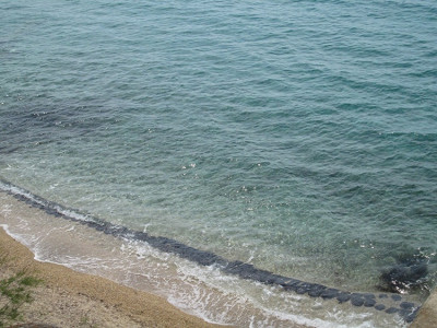 Пляж с черными кульками для более быстрого прогрева воды