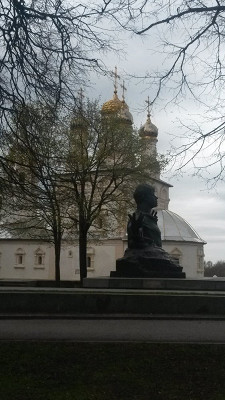 Памятник Есенину и церковь Спаса-на-Яру
