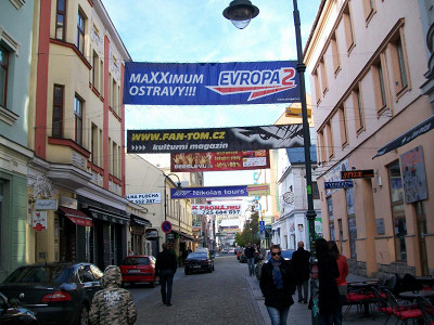 перетяжки на улицах Остравы знакомят с жизнью города