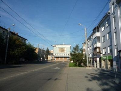 Если смотреть на здание с улицы Тимирязева.