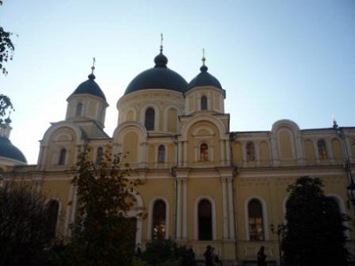 Прекрасен Воскресенский собор Покровского монастыря.