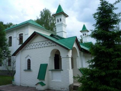Вид старорусских построек в монастыре