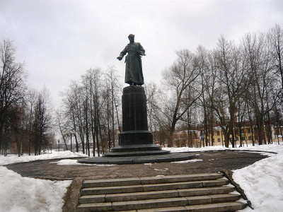 Памятник М.Фрунзе в сквере у здания цирка