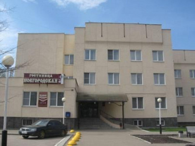 Из этих окошек хорошо видна древняя церквушка