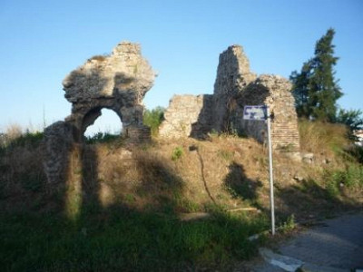 Остаток стен на бульваре Ататюрка.