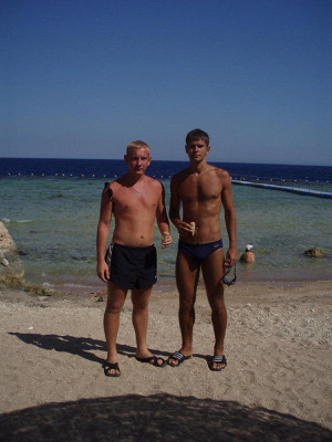 на пляже едим бесплатное мороженое