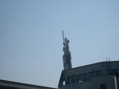 вид на статую с ул. Лаврской