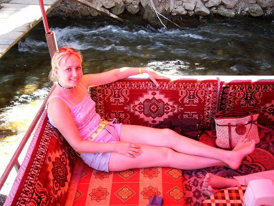 Внутри домика, стоящего на воде