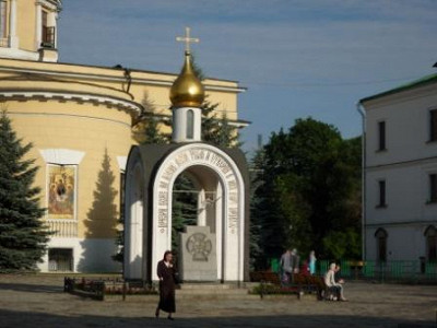 Источник на фоне Троицкого собора.