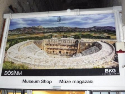 Вывеска над дверями магазина