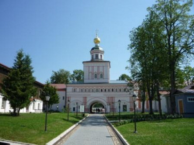 Надвратная церковь архангела Михаила.