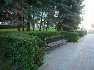 Аллея сквера у театра.