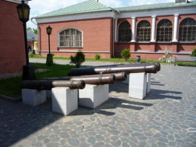 Пушки на Конюшенном дворе