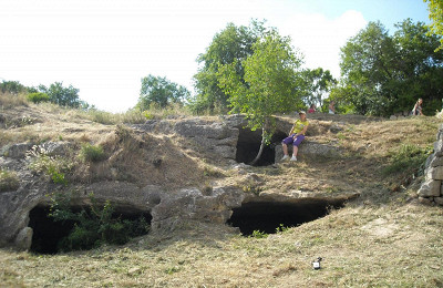 В таких пещерах жили бедные горожане Чуфут-Кале.