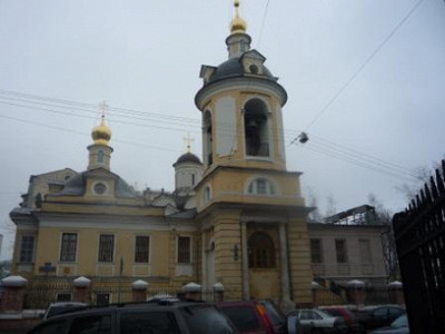 Напротив входа в центр Рерихов. Знаменская церковь на углу Малого Знаменского и Колымажного.