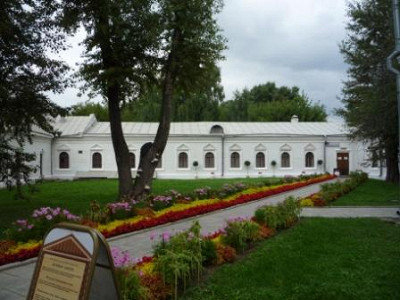 Аллея к музейной экспозиции на Государевом дворе