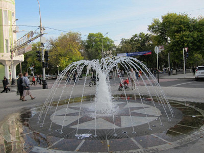 Небольшой фонтанчик на Красной, меняет высоту и вечером подсвечивается. 