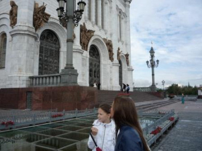 У стен храма