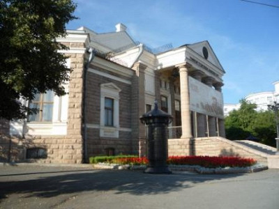 Парадный подъезд театра.