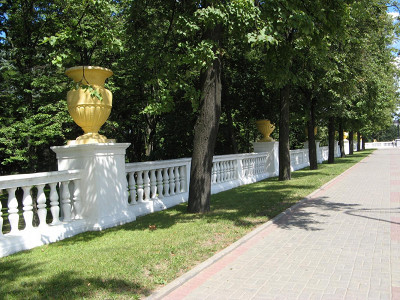 это в центре города. мало сейчас зеленых столиц.