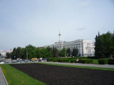 Вид на площадь от драматического театра имени Наума Орлова.