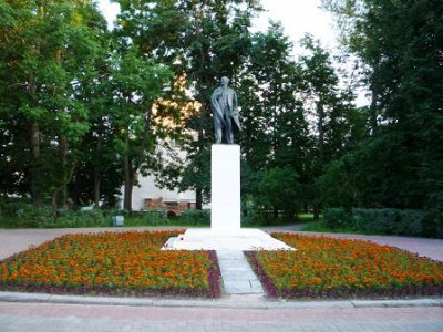 Памятник В.И. Ленину без опознавательных знаков.