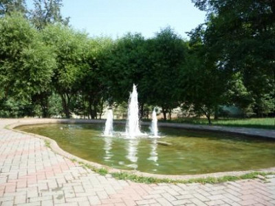 Фонтан у музейно-выставочного комплекса в парке.