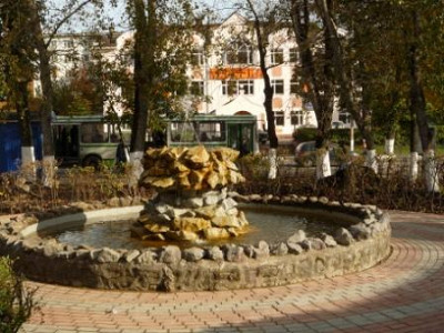 Три пересекающиеся струйки на камнях