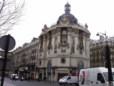 на улице Clignancourt, недалеко от станции метро