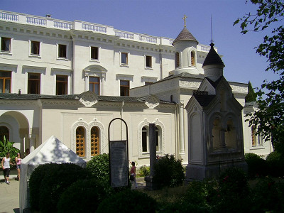 Вид на дворец с парка