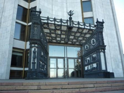 Одна из дверей театра