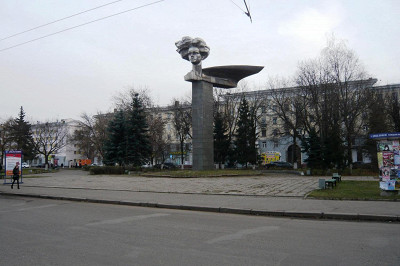 Памятник молодым революционеркам на площади вокзала
