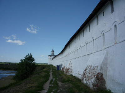 Стены монастыря