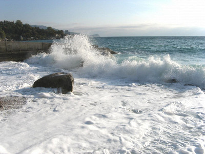Чёрное море бурлит в Алупке