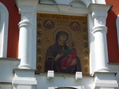 Икона Иверской Богоматери над воротами.