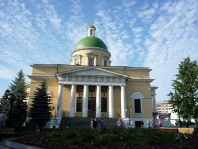Фасад Троицкого собора из сквера.