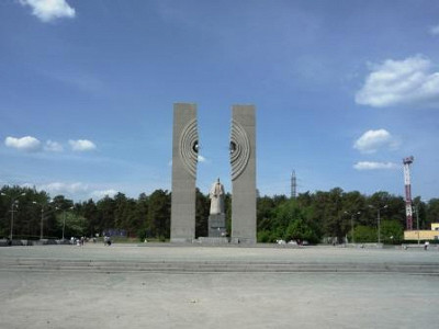 Памятник Курчатову в конце проспекта