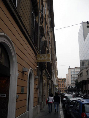 Вход в гостиницу