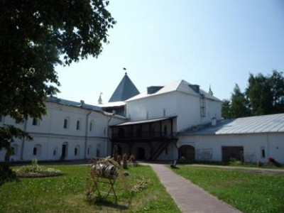 В углу Архиерейского двора.