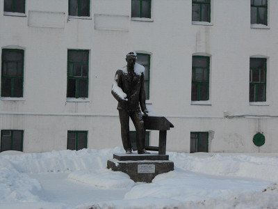 Памятник учителю