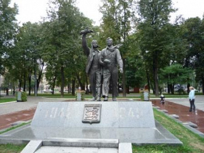 Анненгофский сквер. Памятник Нормандия - Неман.