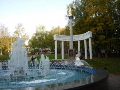 Круглая чаша у скульптурной композиции "Добрый ангел мира".