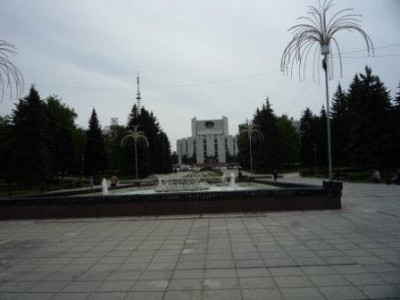 Фонтан в середине сквера