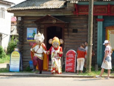 Приветствие у музея мыши.